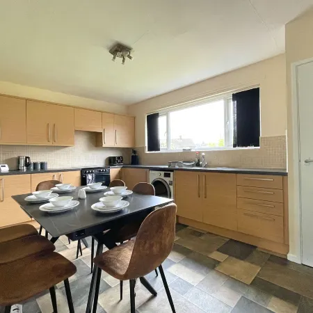 6 Person Spacious Home with Garden