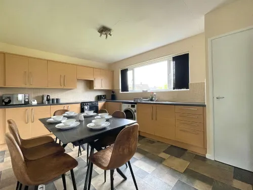 6 Person Spacious Home with Garden - parking