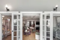 Evergreen Dream Home! HOT TUB /KING BEDS / PIANO/ AMAZING VIEWS/ 10 MIN TO SKI!!