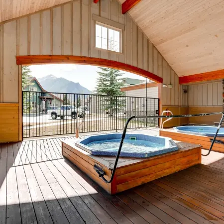 Beautiful condo next to trails, lake, skiing, shops and restaurants! Hot tub!