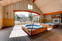 Beautiful condo next to trails, lake, skiing, shops and restaurants! Hot tub!