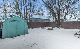 Lovely Pet Friendly Three Bedroom in Desirable Urbandale Location! 3 Home by Redawning
