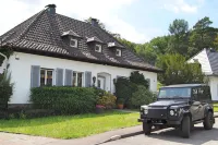Exclusive villa with garden, sauna and forest access Gartensiedlung Germanenstraße e.V. 주변 호텔