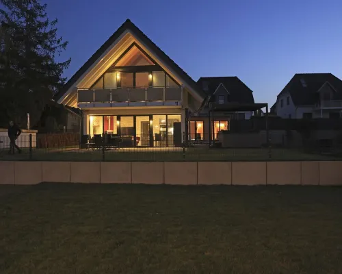 Vacation home directly on the lake, outdoor whirlpool and exclusive 20sqm wellness sauna 烏特格翰酒店