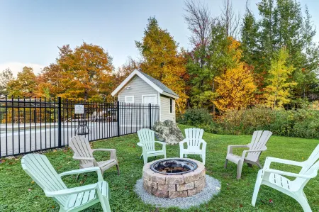 Top-floor condo with mountain views & covered parking space Отели рядом с достопримечательностью «Пико Маунтин Ски Резорт»