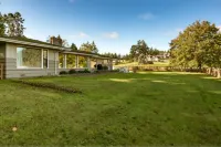 Stunning Views and Spacious Backyard - Charming Family Haven Hotels in Coupeville