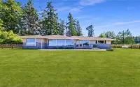 Stunning Views and Spacious Backyard - Charming Family Haven Hotels in Coupeville