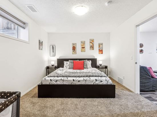 Charming Basement Suite with Parking & Laundry