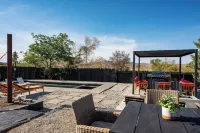 Pool, Hot Tub Heating, BBQ, AC & Private Yard, Pet Friendly, 10mins to JTNP!