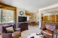 Ground level condo w/ shared pool table & outdoor pool/hot tub - Dogs ok Hotels in East Keystone