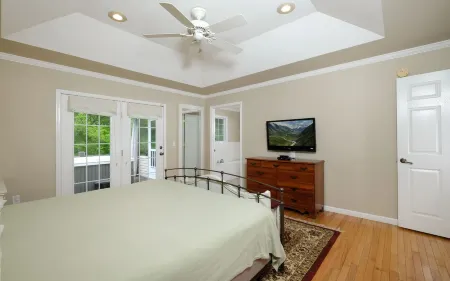 Hot Tub Soaks and Ping-Pong Fun - Charming Mountain Retreat Отели рядом с достопримечательностью «Our Place Books, Coffees, Unique Gifts»