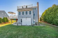 Charming Cape Cod Retreat with Bay Views - Inviting Coastal Escape 德克斯特磨坊附近的飯店