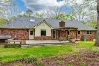 Large Back Deck and Fast Wifi - Charming Spacious Retreat Hotels in Irmo