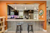 Luxurious Hot Tub and Expansive Backyard - Exquisite Garden Escape