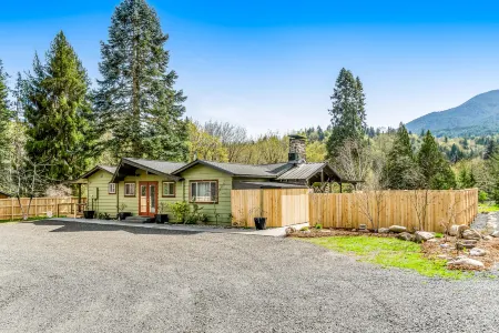 Picturesque home/wedding venue with hot tub, mountain view, WiFi, & Netflix