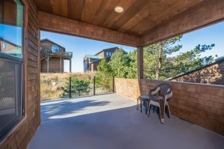 Spectacular Nest Retreat with Waterfront View