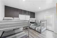 Chic Retreat - Stylist Home Conveniently Equipped-Yard, AC