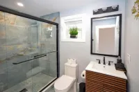 Lake Access 4 Bed 3 Bath HOT TUB Hotels in Billerica