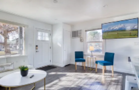 Bright Living Space with Free Parking and Smart TVs - Stunning Getaway