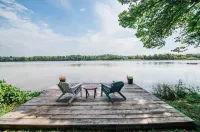 Hot Tub and Scenic Lake Views - Stunning Tranquil Retreat Hotels in Hayes Township