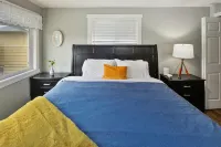 Panoramic Lake View, Spacious Backyard and Smart TV - Charming Retreat Hotels in Kenmore