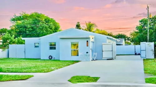 Chic Haven - Hot Tub, Close to Beach & Stadium