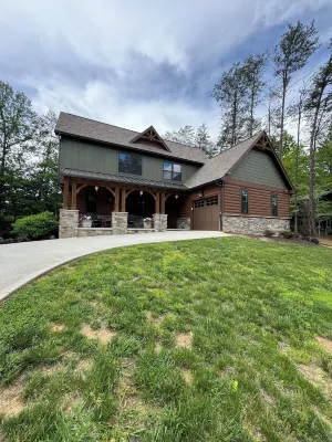 Bourbon Bear ~ A Luxury Cabin ~ Rustic, Charming & Cozy in the Heart of Townsend