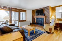 Mountain view condo with a fireplace, WiFi, partial AC, shared hot tub & pool Hotels in Deschutes County