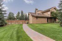 Rustic home with gas fireplace, pool & hot tub - ski-in/out to Dollar Mountain Hotels in Sun Valley