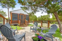 Scenic Porch and Serene Outdoor Space - Charming Cozy Hideaway 바인야드 루프 하이킹 트레일 주변 호텔