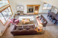 Private Hot Tub and Cozy Fireplace - Inviting Family Haven