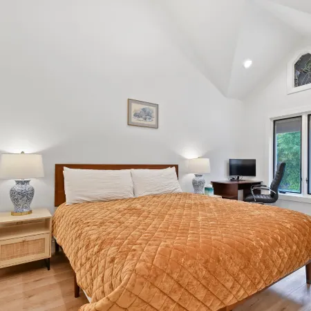 3Br Home Central to Main Street and Hiking Trails, with Private Firepit, Hot Tub & Balcony