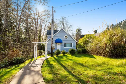 Two-story getaway with a washer/dryer, central AC, & WiFi - dogs welcome