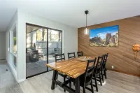 Private Hot Tub and Spacious Loft with Bikes - Gorgeous Retreat