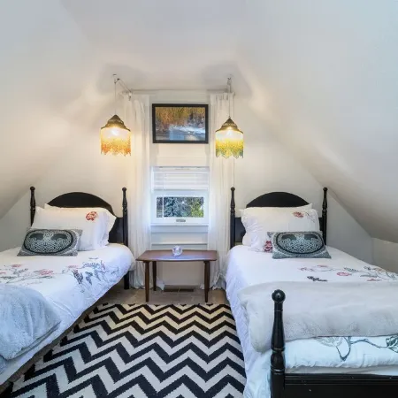 Cozy private apartment in a historic Victorian house close to downtown