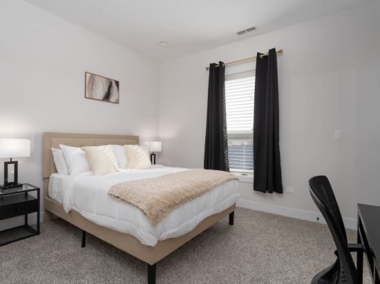 Spacious Living Area and Fully Equipped Kitchen - Charming Escape