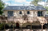 Spacious Haven with Fire Pit and Scenic Yard - Charming Retreat Hotels in der Nähe von Barnes Museum