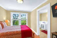 Charming Escape and Creekside Hot Tub - Cozy Hill Country Retreat