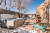 Casa Panorama~ Stunning Views~ Kiva Fireplace~ Hot Tub~ 8 mins to Plaza!