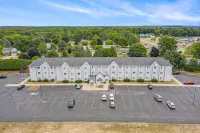 Microtel Inn & Suites by Wyndham Manistee Hotel a 