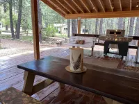 Cozy Cabin with Fireplace and High-Speed Internet - Charming Rustic Retreat Hôtels à : Comte de Coconino