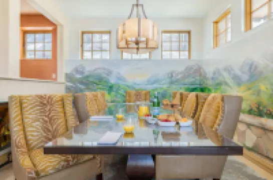 Stunning Mountain Views and Elegant Cabin Design - Exquisite Retreat