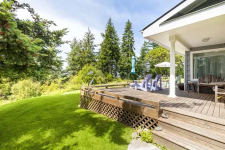 Charming Coastal Cottage with Mountain Views - Inviting Serenity Escape