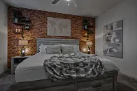 Chic Retreat - Rooftop Deck, Pool, Fitness Center