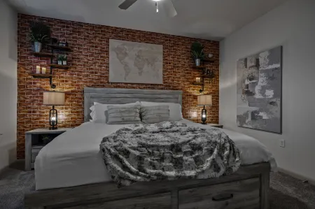 Chic Retreat - Rooftop Deck, Pool, Fitness Center Отели в г. Друид Хилс