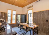 SUNNY- Nordic-Inspired Flat. Intimate & Beautiful