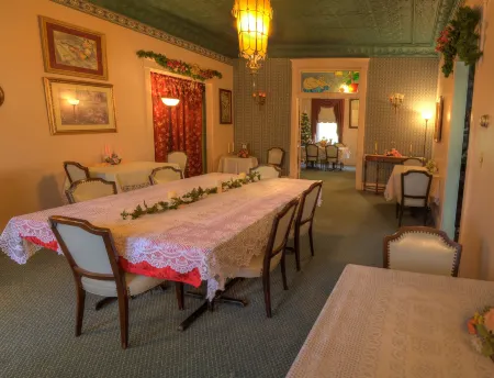 Inn of the Six-Toed Cat