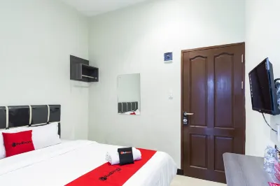 RedDoorz near Medan Amplas Hotel dekat Institut Kesehatan Deli Husada Deli Tua