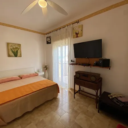 Apartment - Sleeps 5, Free Parking & Pet Friendl