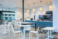 Oaks Cairns Hotel - bar
